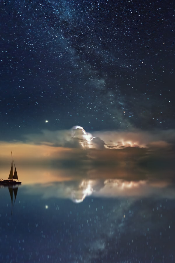 电影《肖申克的救赎》经典海报，男主角在雨中张开双臂